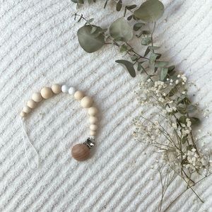 ✨HP✨Neutral Silicone and Wood Bead Pacifier/Teether Clip